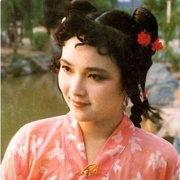 史湘云欲当众贬损林黛玉,不料琥珀一句玩笑话,让她无地自容