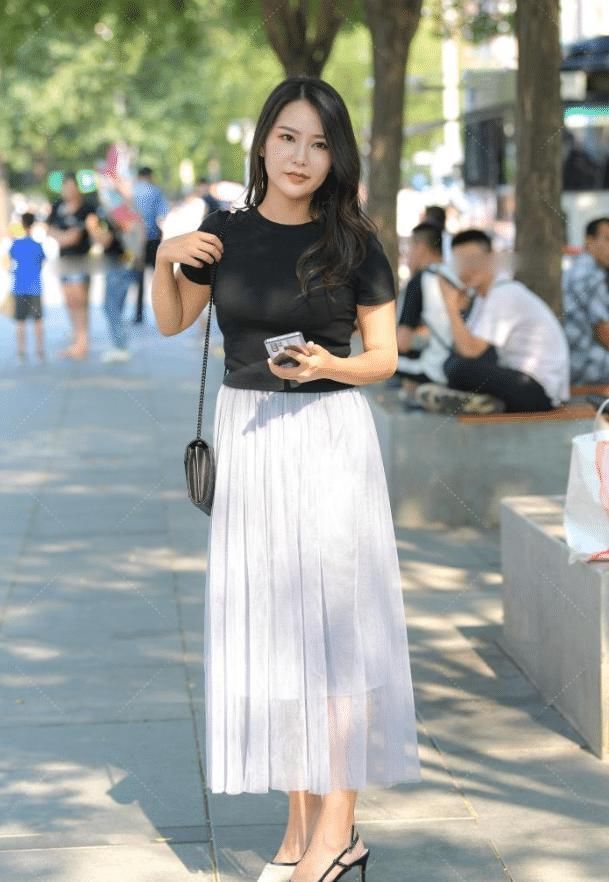 嫂子出门“真敢穿”,蕾丝裙提到“腰”,走路都在发散魅力气质