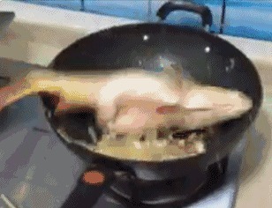 |搞笑GIF：小伙子，你这是看到什么了？笑得这么大声