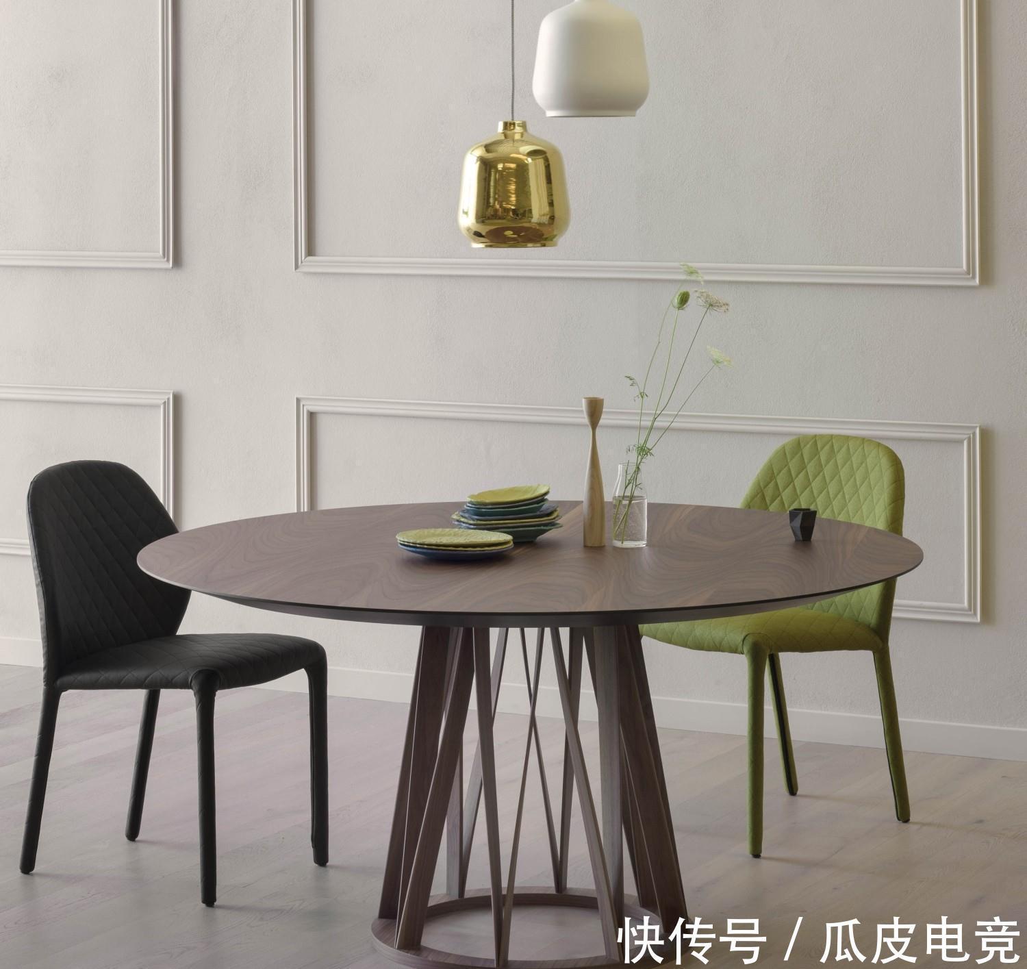 小户型|用餐桌代替沙发,解决小户型的空间局限,实用又方便