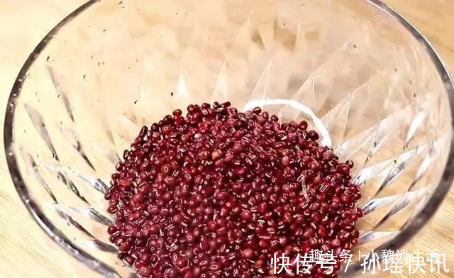 好吃|家有玉米面和红豆,教你新吃法,上锅一蒸,香甜暄软,特好吃