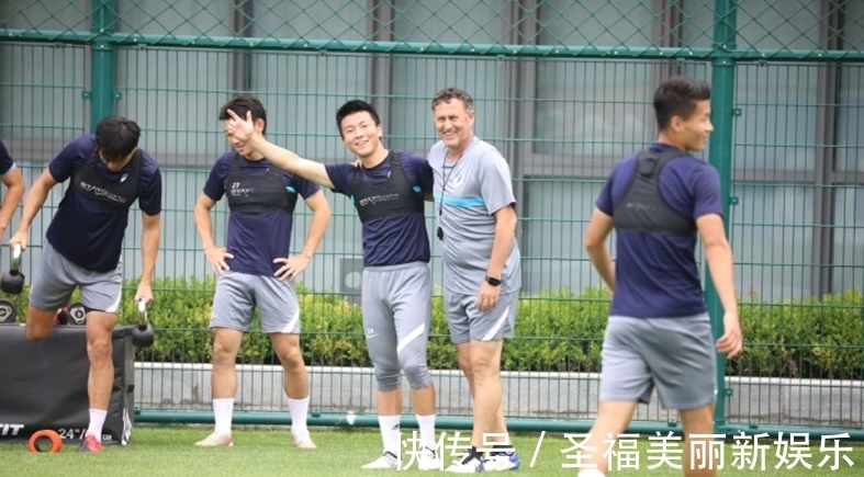 莫雷诺|大连队白胡子以一敌五！助教和陶强龙勾肩搭背，王亚旗死扛巴索戈