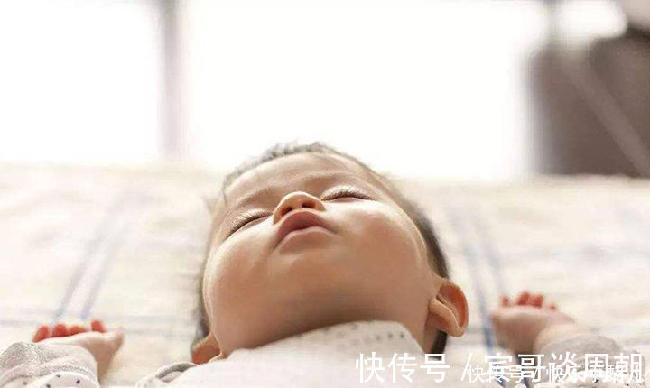 姿势|宝宝睡觉时头总向上拱?背后有这4大原因,最后一个不能忽视
