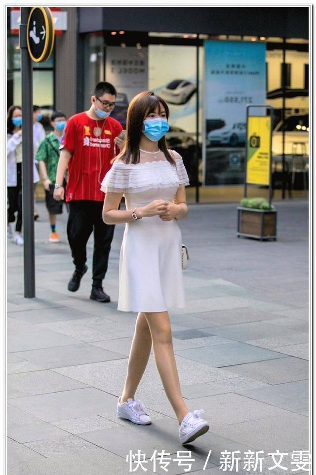 思思街拍 美少女百褶裙束腰上衣,这样搭配也能温柔可人