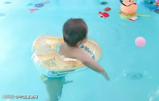 宝宝|经常游泳的宝宝不容易生病，而且长得快