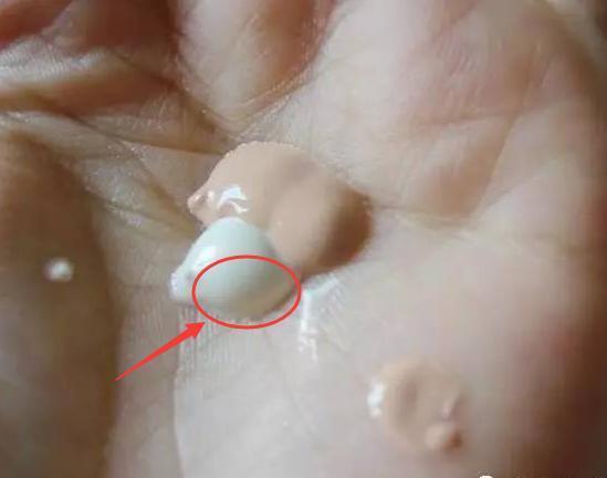 原来防晒霜不是直接涂的,很多女人都等晒黑后,才知道自己涂错了