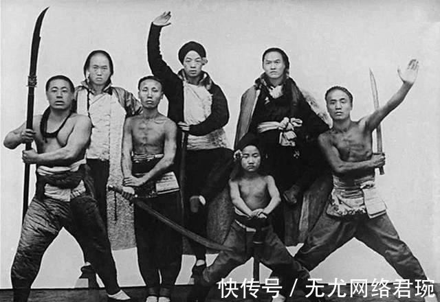 山东巡抚&他们宣称有神功护体,刀枪不入,袁世凯不信,拿起手枪就射