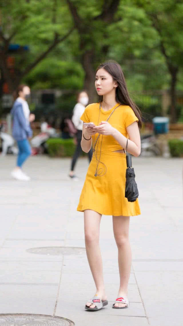 街拍|路人街拍小姐姐的日常出街穿搭,亮色的裙子赚足回头率!
