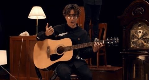 十個薛之謙，抒發(fā)15年的感慨：當(dāng)燈光打在身上，哪有理由不去聲嘶力竭