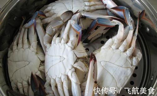 螃蟹直接上锅蒸就毁了，渔民教你一招，不流黄也不掉腿，特鲜