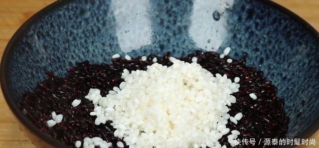 黑米别再煮粥了,一蒸一压,香甜软糯,外面买不到,太好吃了