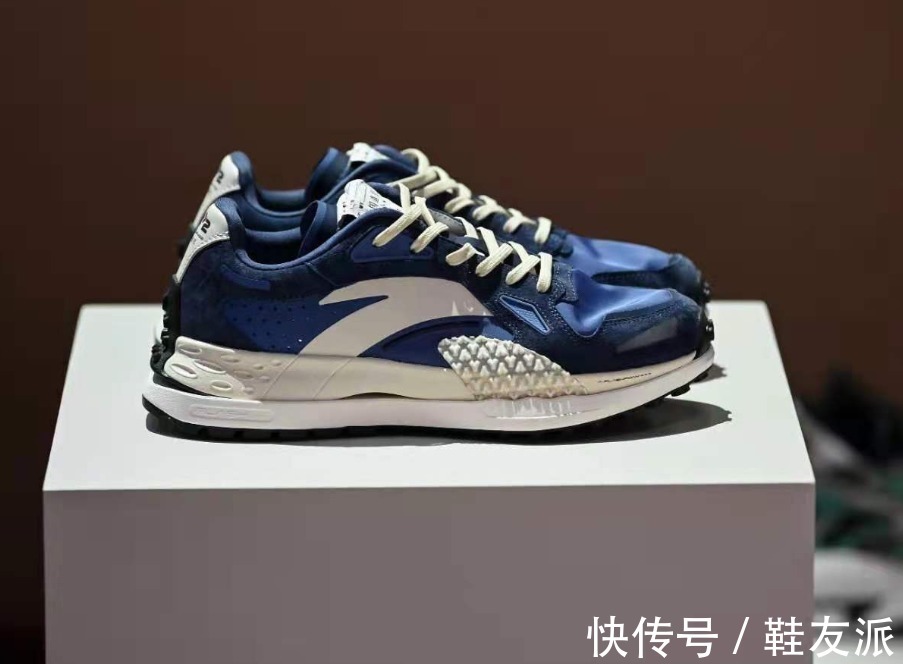 领奖服|安踏配国旗!奥运领奖鞋帅翻,走秀款单品曝光,国产品牌厉害了