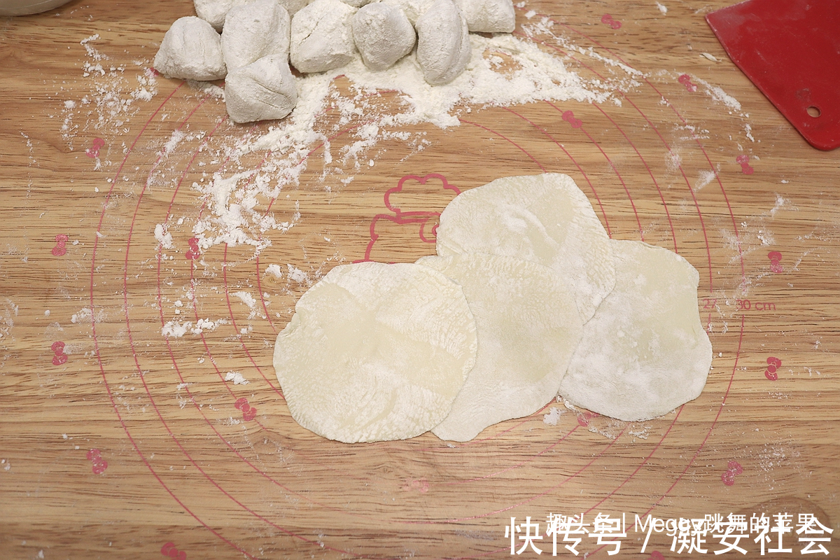 小吃|传统小吃锅贴比饺子还省事,做法随意没讲究,馅嫩味儿香吃一锅