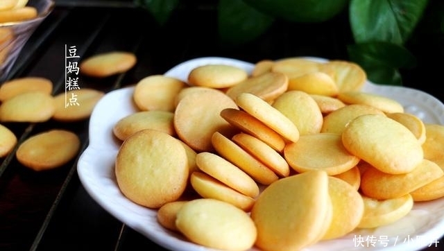 不用一滴油,教你做鸡蛋小饼干,只需3种食材,口口香又酥