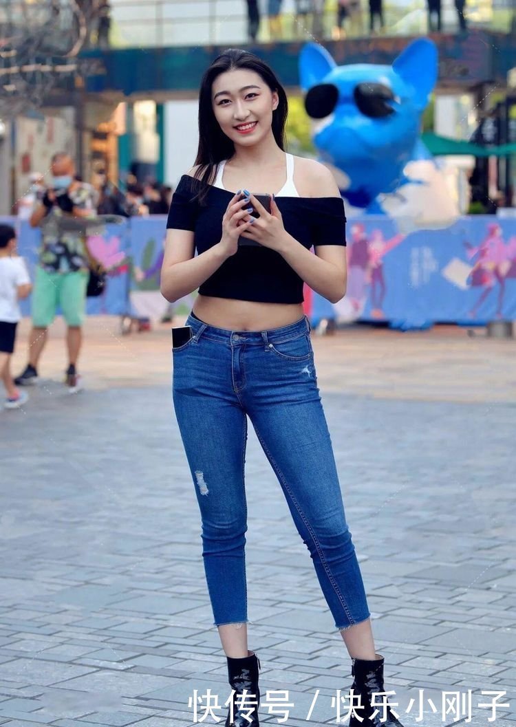 别太小看了牛仔裤,搭黑色短靴,轻松穿出时尚品味