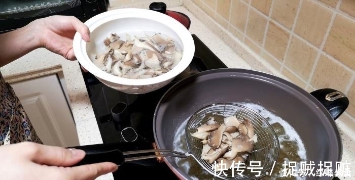 蒜片|炒蘑菇前要不要先焯水，不懂进来了解一下，这才是蘑菇的正确做法