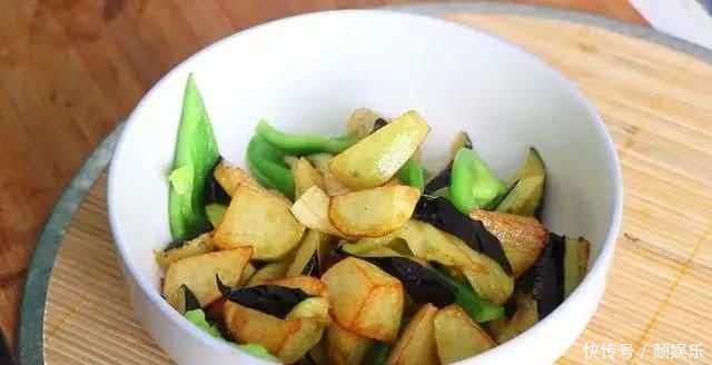 教你做素菜地三鲜,茄子土豆青椒,炒在一起原来那么好吃