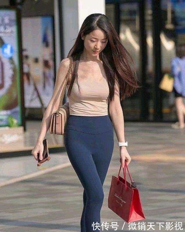 丰润紧致的瑜伽裤美女,用心去搭配,更加漂亮!