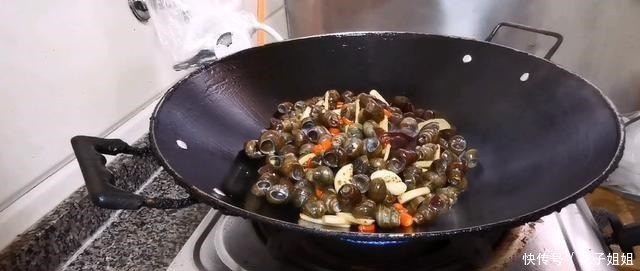 炒菜田螺要掌握这个诀窍,肉质鲜嫩,没有腥味,太好吃了