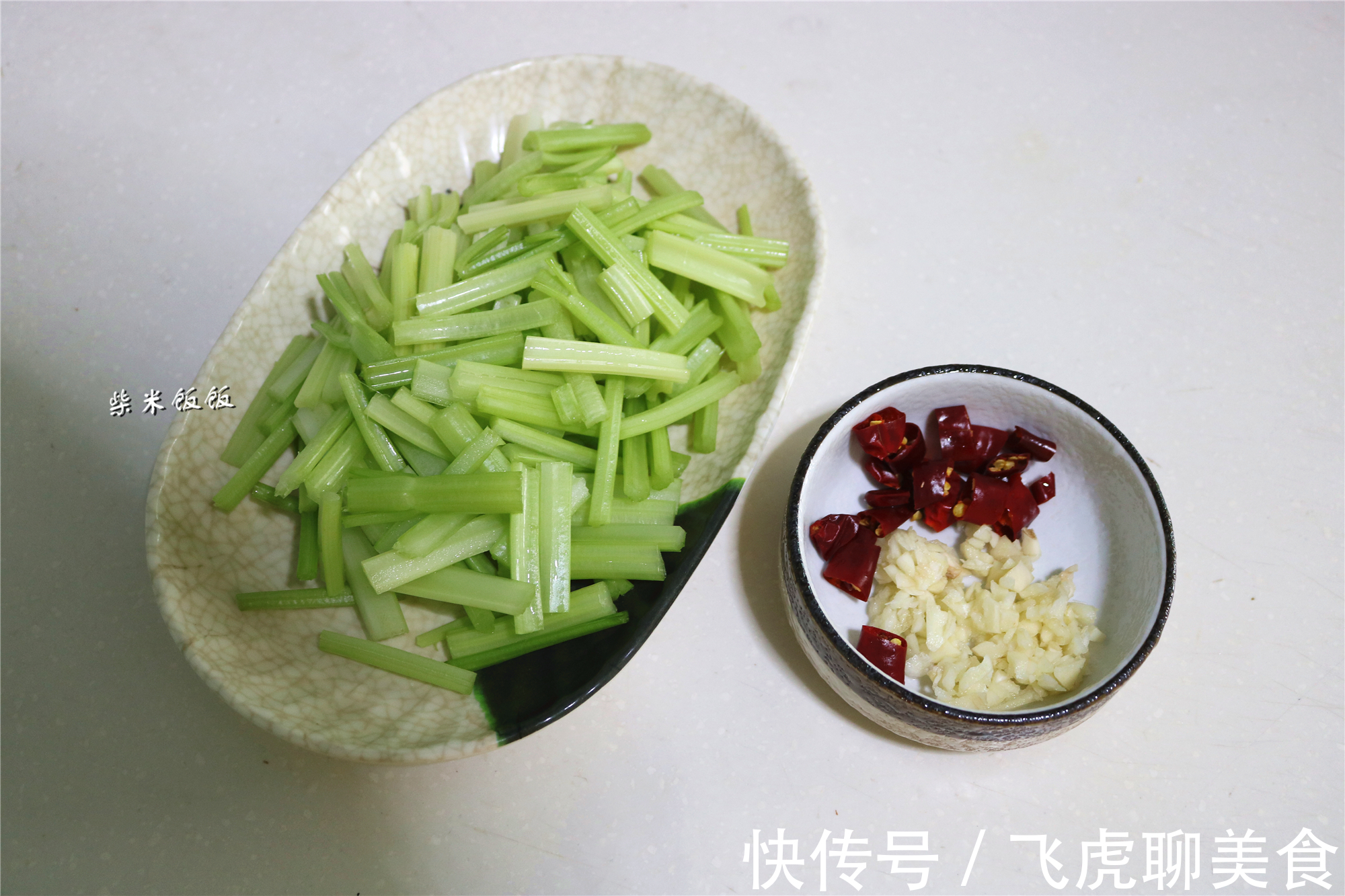 干辣椒|夏天吃芹菜,我从不放肉!加它一起炒,清热消暑,比炒肉强