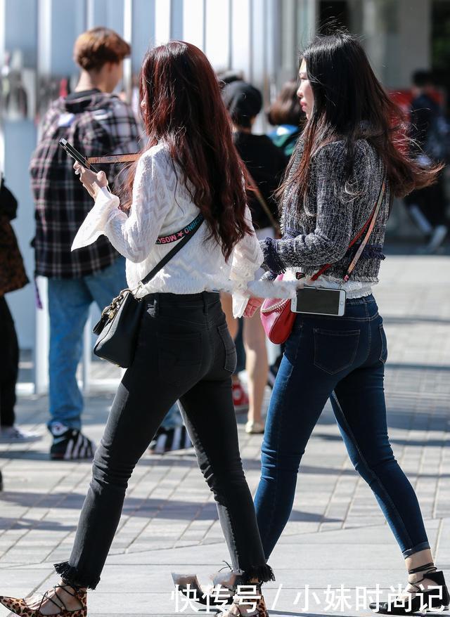 街拍:白色雪纺衫搭配黑色长裤子,简单又时尚
