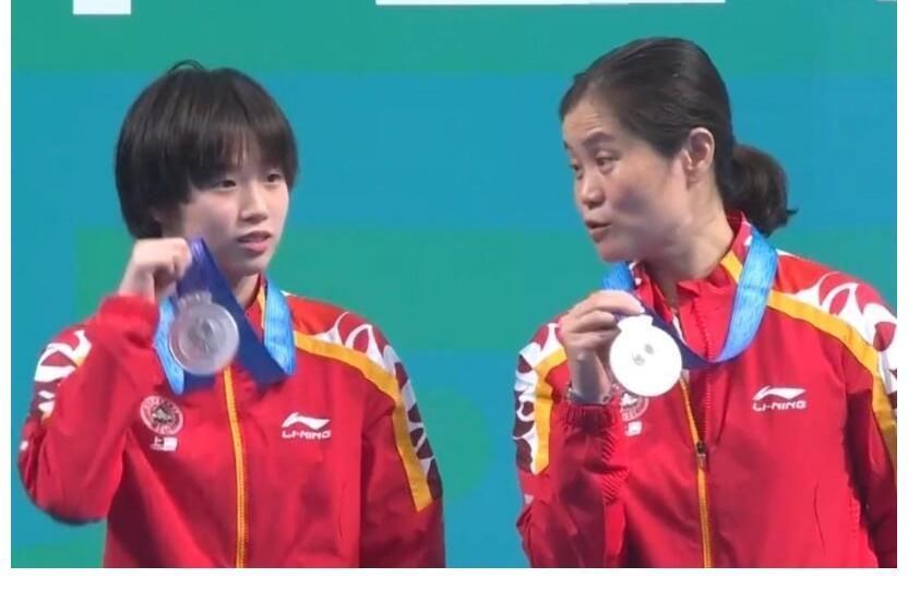 何威仪|冠亚季军合影全红婵又是C位!高举双手接受喝彩,陈芋汐很淡定