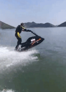 |搞笑GIF:连甩鱼竿都不会,我来教你!