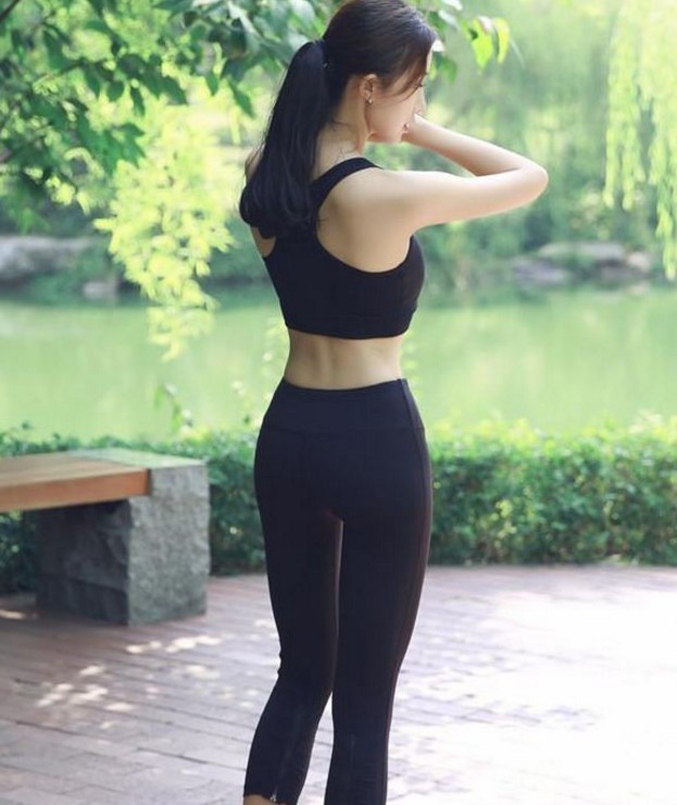 底裤|街拍光彩潮流的紧身打底裤美女,更是凸显了年轻的气息