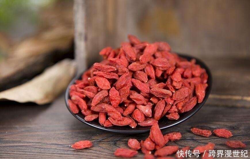 早好|每晚睡前嚼5粒枸杞,坚持半月,3大好处“会找上你”,早吃早好
