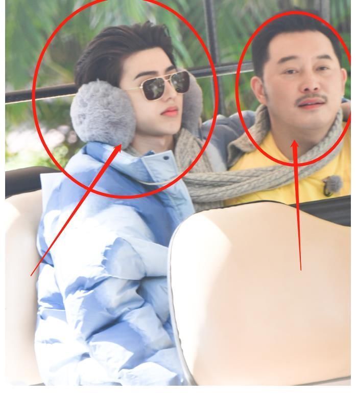 蔡徐坤参加跑男,大夏天穿羽绒服引关注,手臂上的红疹却让人心疼