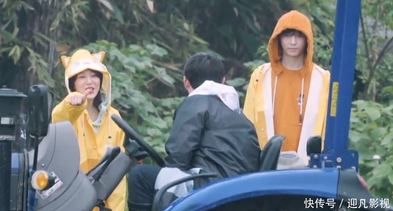 粗茶淡饭|继同款睡衣后,张艺兴和杨紫又穿同款雨衣,连何炅都忍不住撮合?