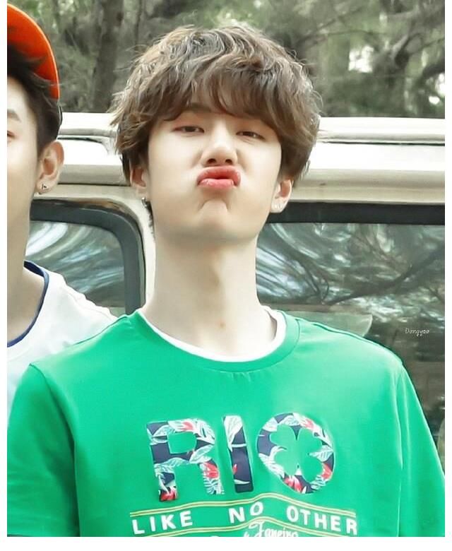 王一博主动“上交”百天照,粉丝表示酷盖这转变跟不上~