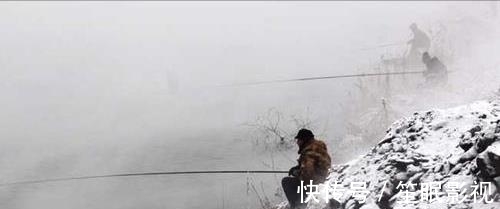 冬季钓鱼,这个地方都是鱼窝,在鱼窝里还怕钓不到鱼?