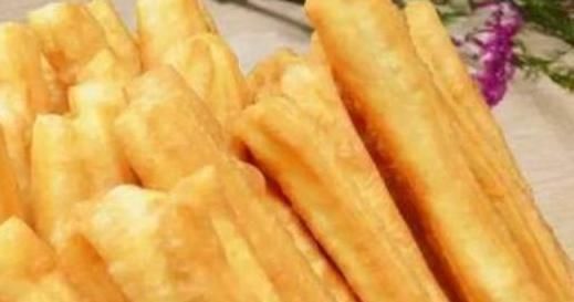 炸油条别加小苏打了,多加“这2样”,油条更蓬松,凉了也不硬!