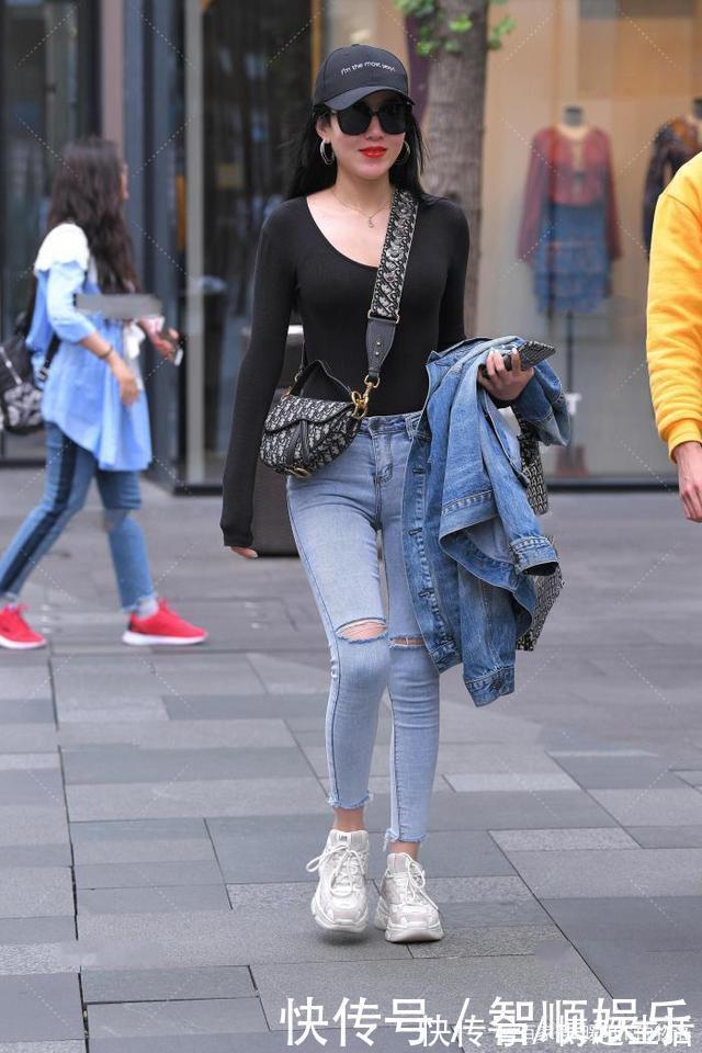 百搭类 选择牛仔裤,让你轻松应对换季穿搭,打造出休闲靓丽的造型