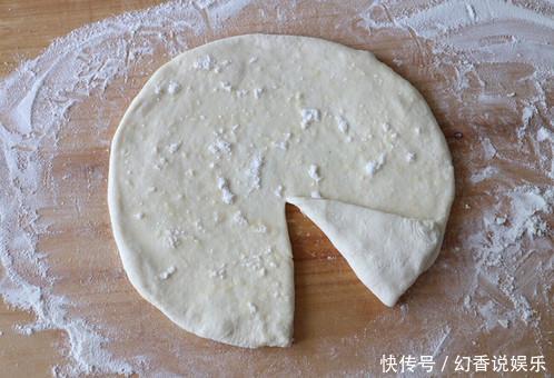 在家烙饼的时候,记住这个小细节,烙出的饼外酥里嫩层次分明!