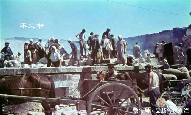 烧毁|二战老照片:一路入侵疯狂的德军、家园被烧毁的苏联平民满面悲伤