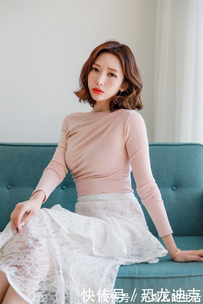 美女 穿过膝长裙的美女模特,端庄优雅的气质很迷人