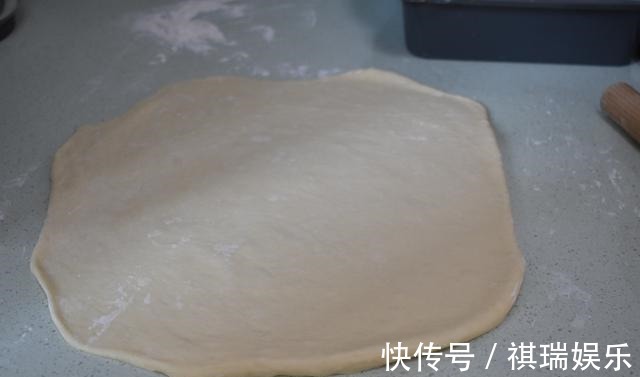 跟我做面包吧，柔软又香又好吃，当早餐正好，连做了三次还没吃够