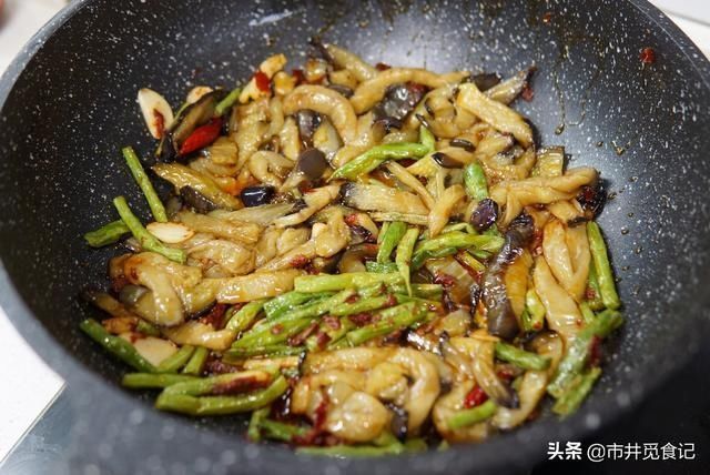 豆角|做茄子烧豆角，多加一步，茄子香软，豆角入味，吃的盘底都不剩