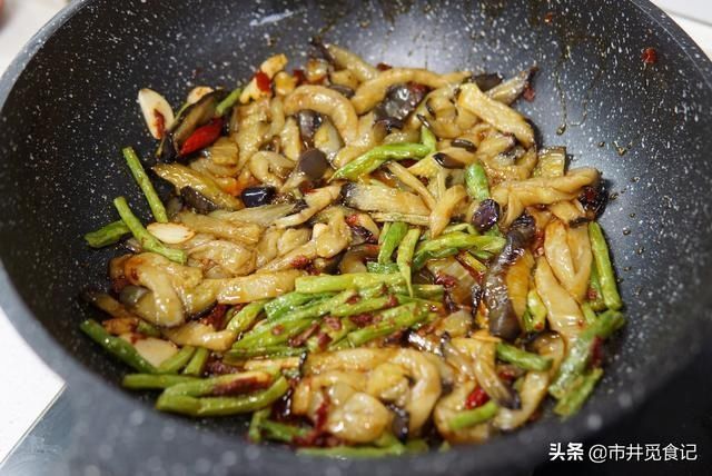 豆角|做茄子烧豆角,多加一步,茄子香软,豆角入味,吃的盘底都不剩