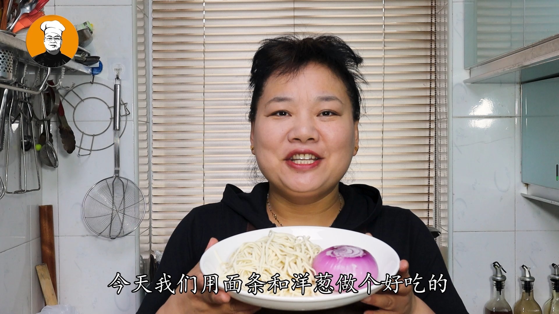 1个洋葱1把面条,简单一做,我家一周吃5次,又香又解馋