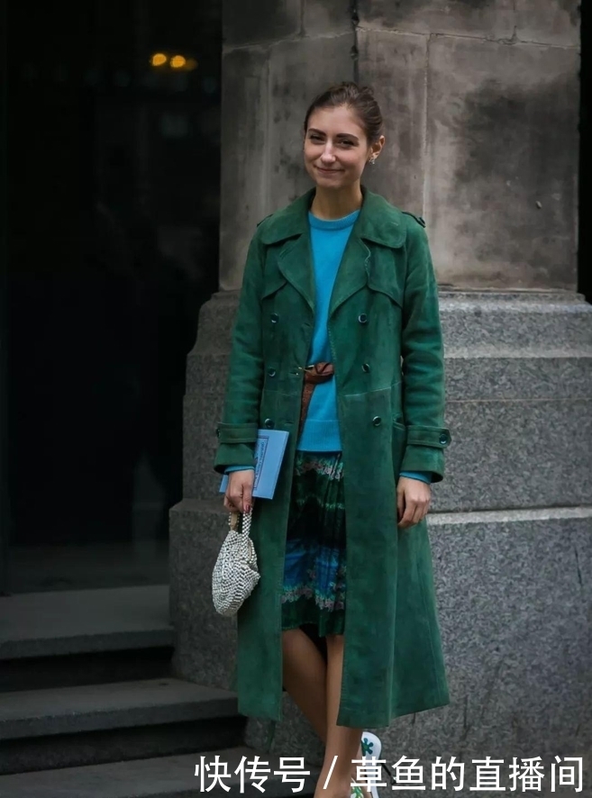 风衣下面不一定穿裤子,今年流行这样穿,显高又时髦,拯救小个子