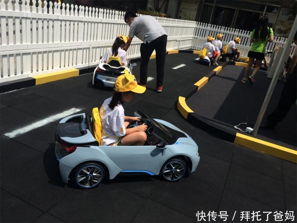 大江大河|刚下完雨，熊孩子偏要滑滑梯，结果滑下来的那一瞬间妈妈笑了