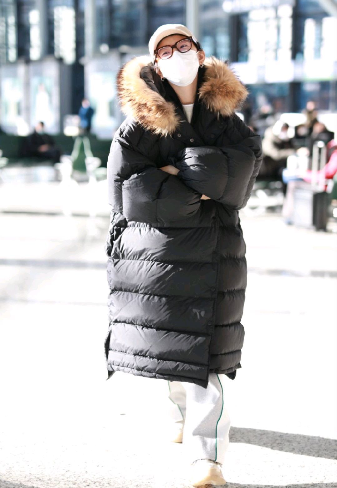 章若楠真会穿！黑色长款羽绒服保暖舒适，戴黑框眼镜也难掩女神范