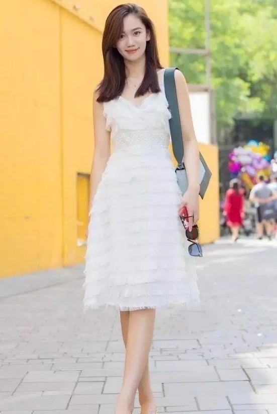 长发|街拍:长发美女,身穿半袖上衣配紧身热裤,非常时髦