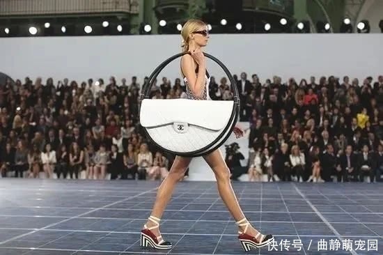香奈儿老佛爷脑洞大开！设计的“呼啦圈包”售价1.5万，上架却被一抢而空
