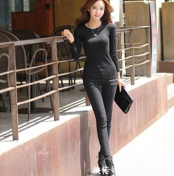 小姐姐穿修身时尚的紧身牛仔裤,强大的气场不断吸引异性的目光