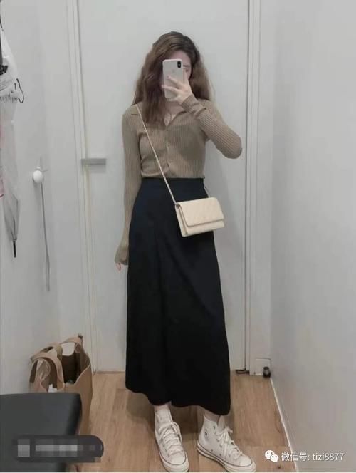 黑色半身裙怎么搭配上衣和鞋子好看