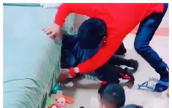 宝宝|“贪睡奶爸”带娃反被娃“揍”火了,被发现后三小只东逃西窜